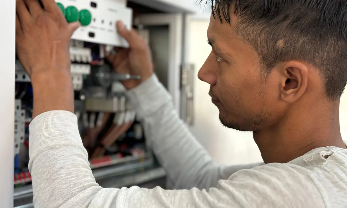 Technicien intervenant sur un tableau électrique